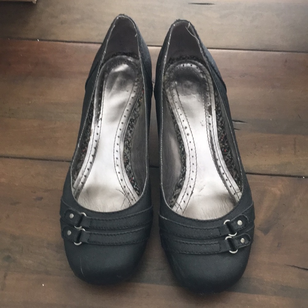 Black wedge shoes